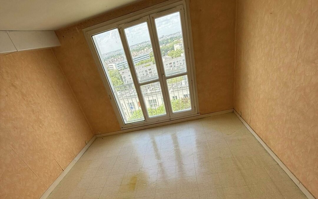 Débarras logement avant vente immobilière – pièce vidée et mise en valeur