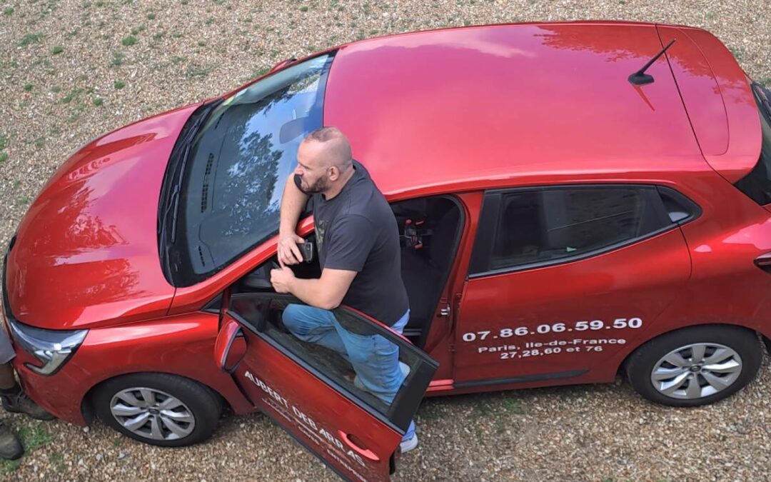Andy Aubert, fondateur d’Aubert Débarras, entouré de son équipe lors d’un débarras de maison en Île-de-France